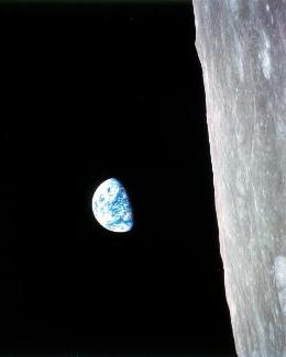 Earthrise vertical-fromApollo s.jpg