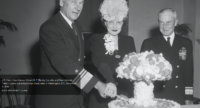 Nuclear mushroom-cloud cake-1946.png