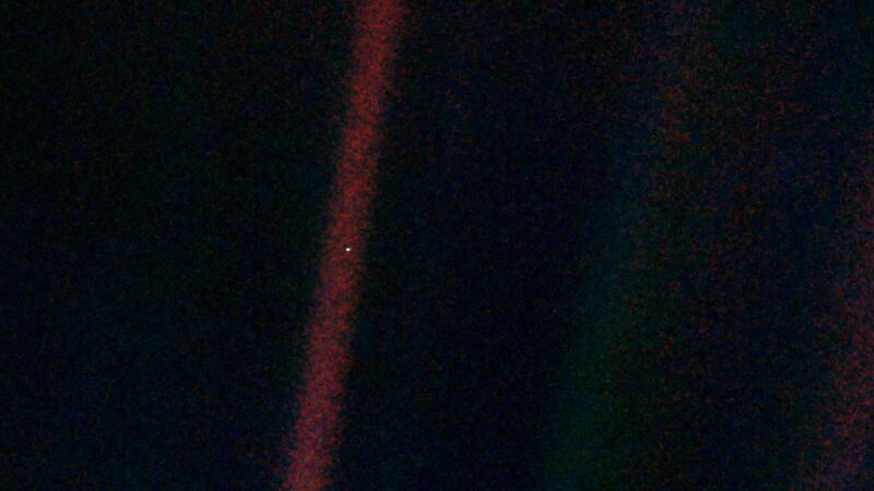 File:Pale Blue Dot 1280.jpg